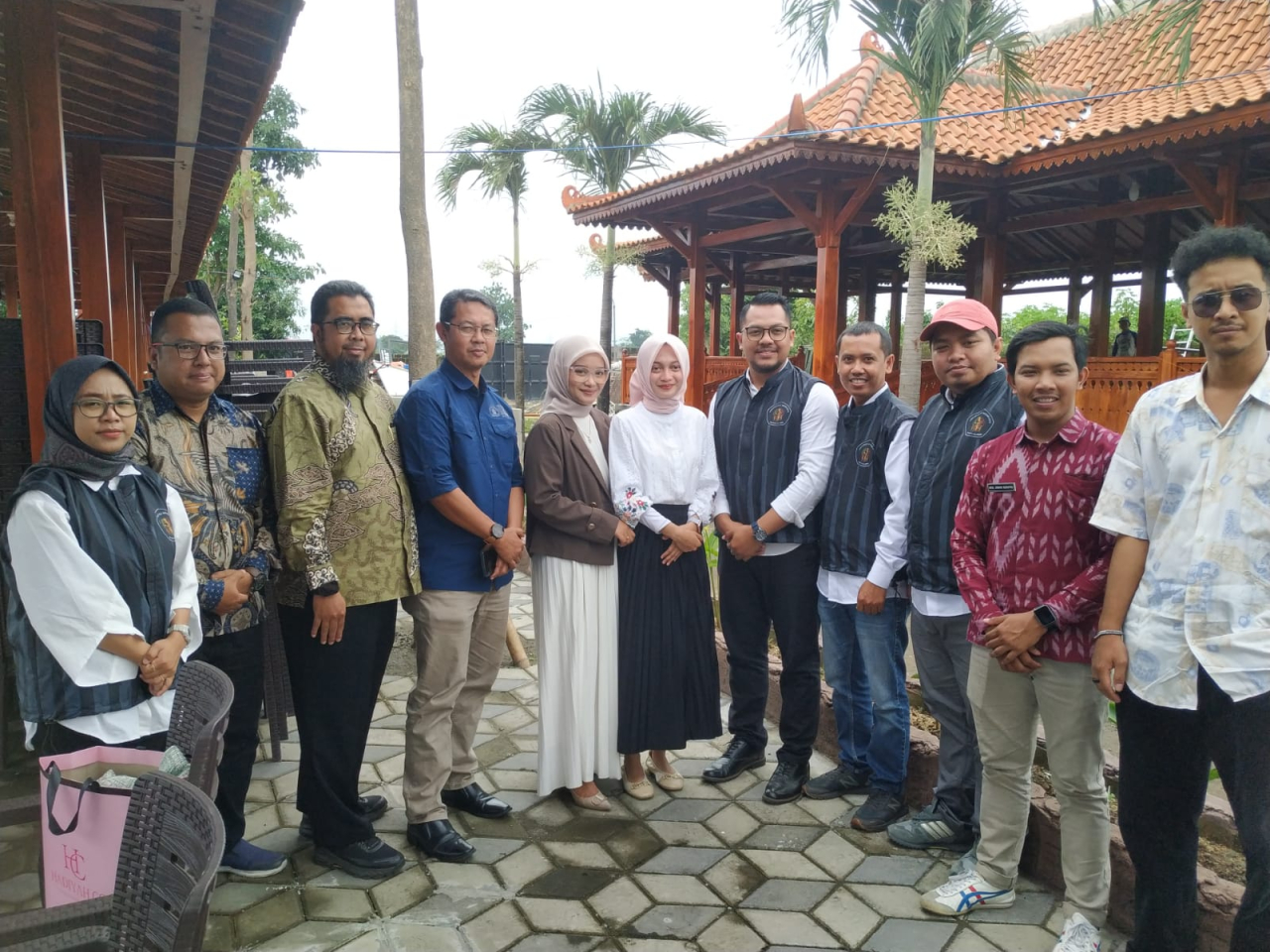 Mbak Vinanda foto bersama Anggota dan Pengurus IKA UB Kediri