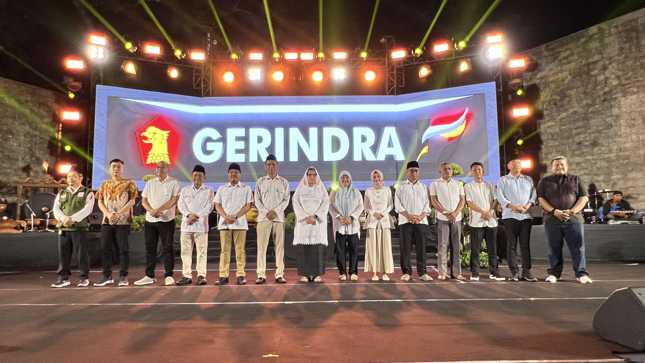 Ketua DPC Gerindra Kota Kediri, Katino bersama Ketua DPD Gerindra Jawa Timur Anwar Sadad foto bersama Forkopimda serta sejumlah ketua partai