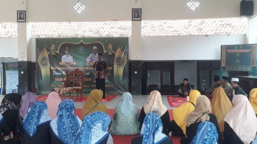 Kades Popoh, Sugini, saat memberi sambutan pada acara peringatan Isra Mi'raj. SP/JUM