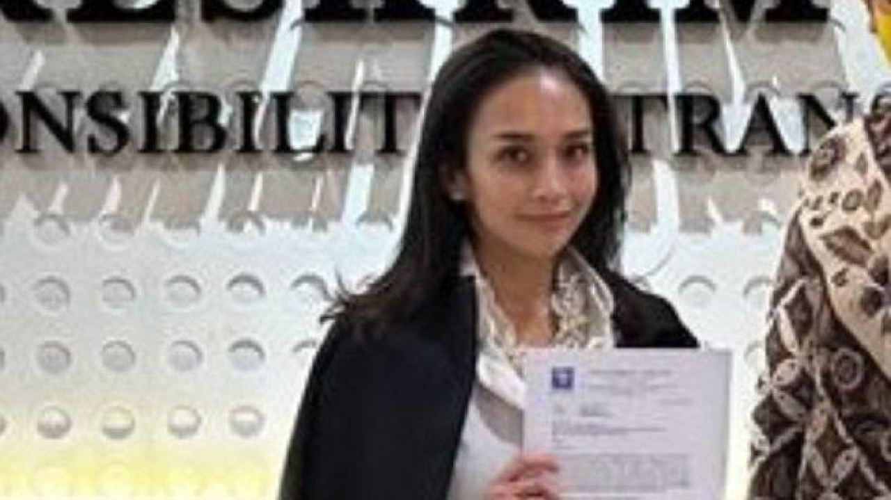 Evelin Dohar Hutagalung, eks pengacara anak bos Prodia, saat hendak diperiksa oleh penyidik Ditreskrimsus Polda Metro Jaya.