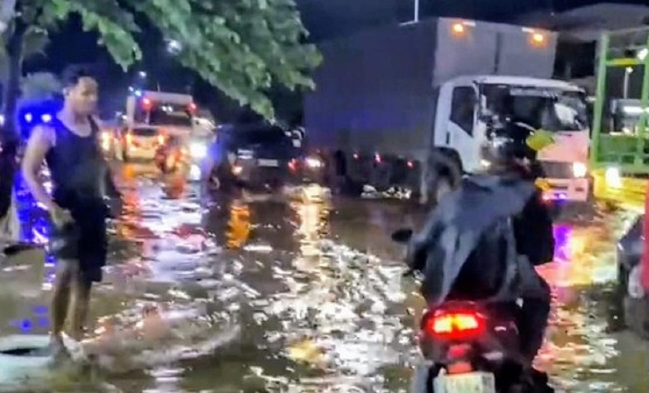 Banjir luapan air sungai di Kabupaten Situbondo, Jawa Timur mengakibatkan jalan raya pantai utara (pantura) yang menghubungkan Pulau Jawa dan Bali macet total. SP/ STB