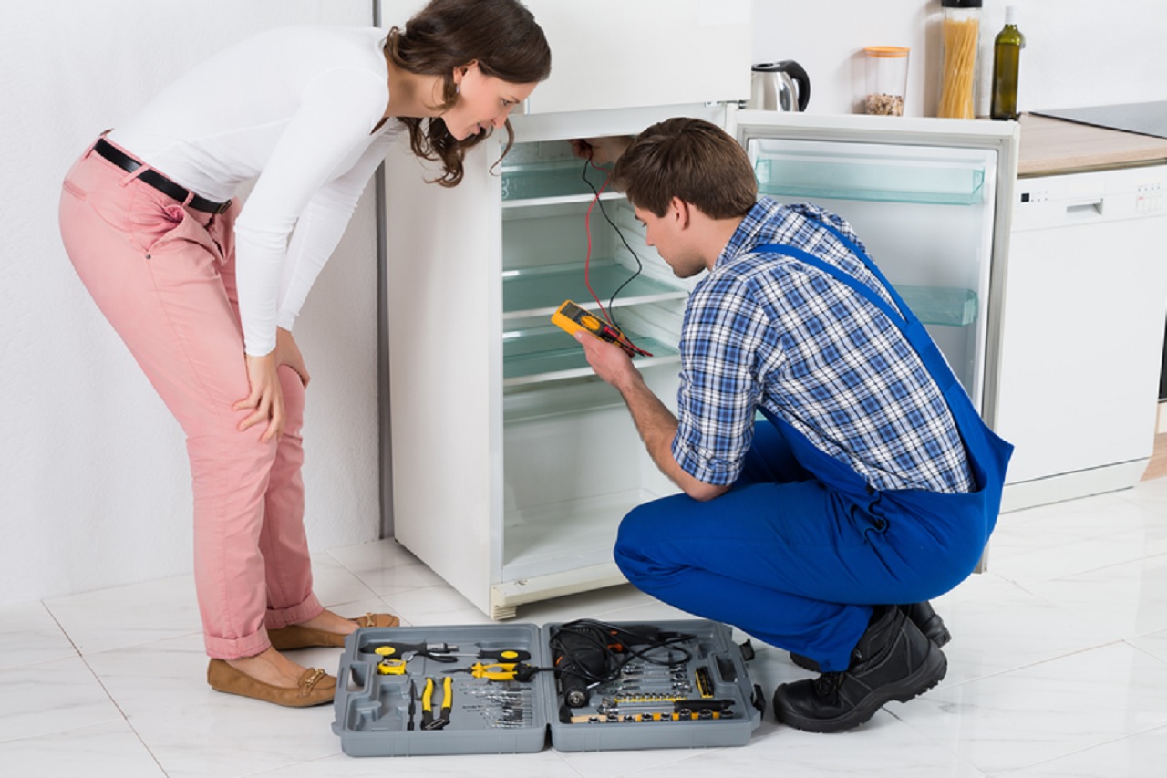 Ilustrasi. Salah seorang petugas sedang memperbaiki (service berkala) kulkas tiap 1 bulan sekali. SP/ SBY