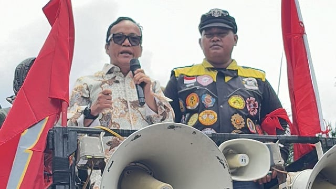 Wamenaker Immanuel Ebenezer Gerungan, naik kendaraan komando saat para pengemudi Ojol, melakukan aksi untuk menuntut diberikan THR pada momen Lebaran 2025.