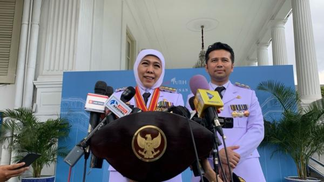 Momen Khofifah Indar Parawansa dan Emil Dardak, usai dilantik menjadi Gubernur dan Wakil Gubernur Jatim.