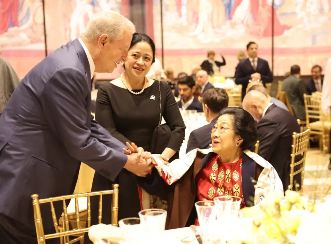 Momen Megawati Soekarnoputri bersalaman dengan mantan Wakil Presiden AS, Al Gore dalam makan malam World Leaders Summit on Children’s Rights di Vatikan.