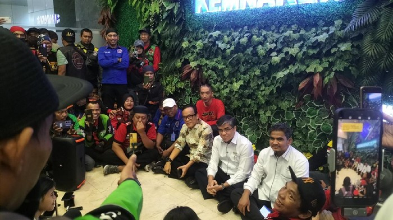 Menaker Yassierli bersama Wakil Menteri Immanuel Ebenezer Gerungan menemui perwakilan pengemudi ojek online. Mereka lesehan bersama membahas THR.