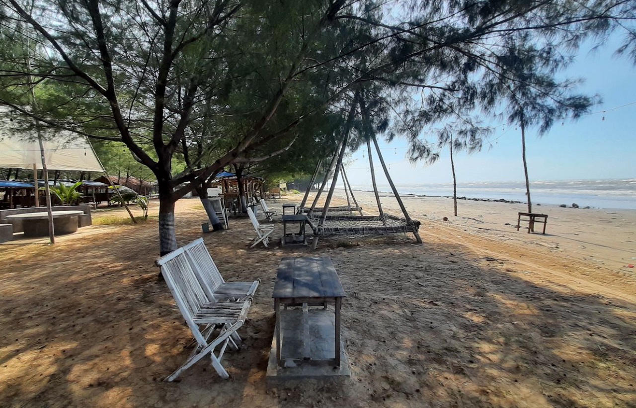 Pantai Cemara, salah satu pantai paling populer di Desa Sugihwaras, Kecamatan Jenu, Kabupaten Tuban. SP/ TBN