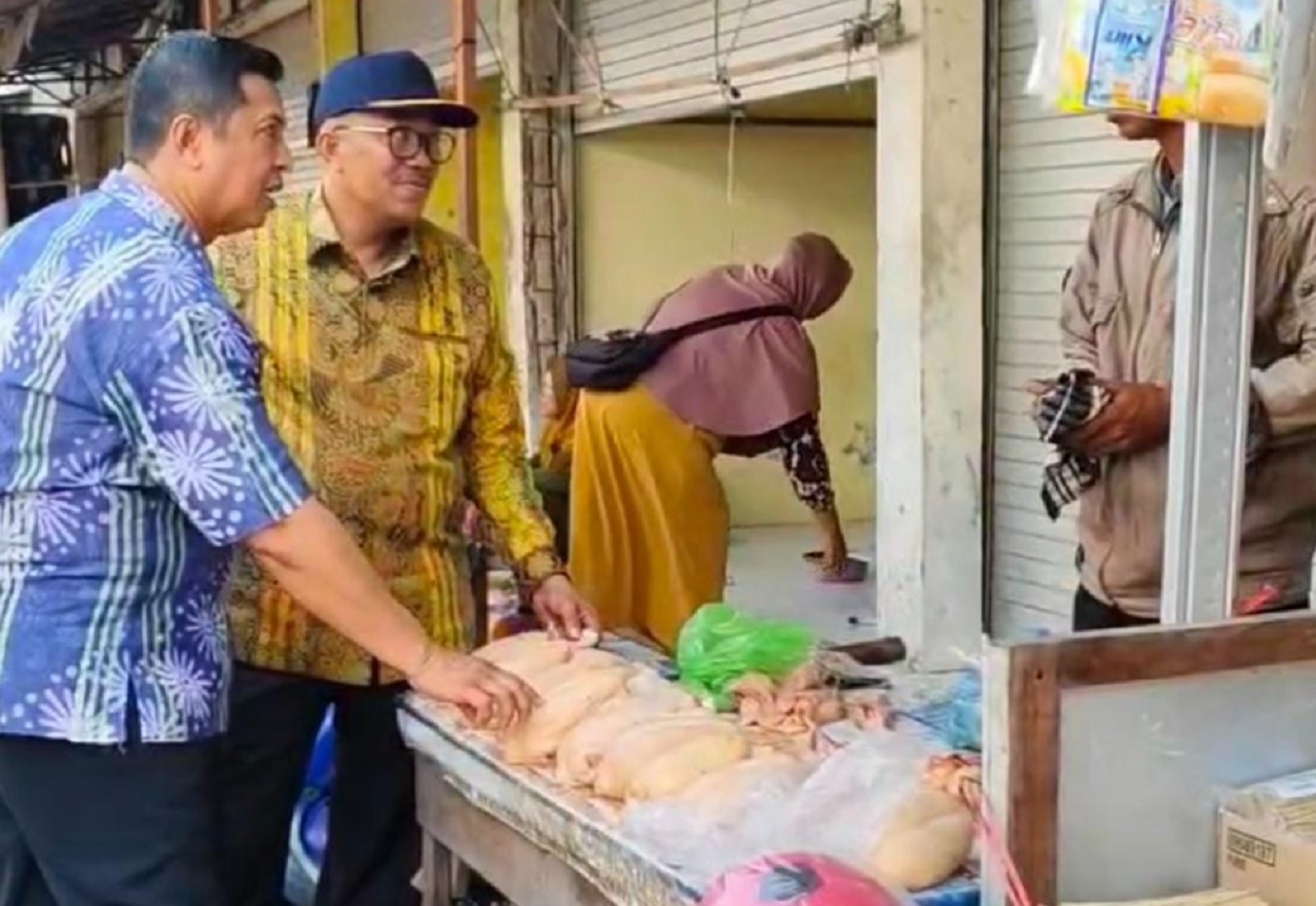 Tim Pemkab Bangkalan Jawa Timur saat memantau harga kebutuhan bahan pokok di salah satu pasar tradisional di Kabupaten Bangkalan. SP/ BGK