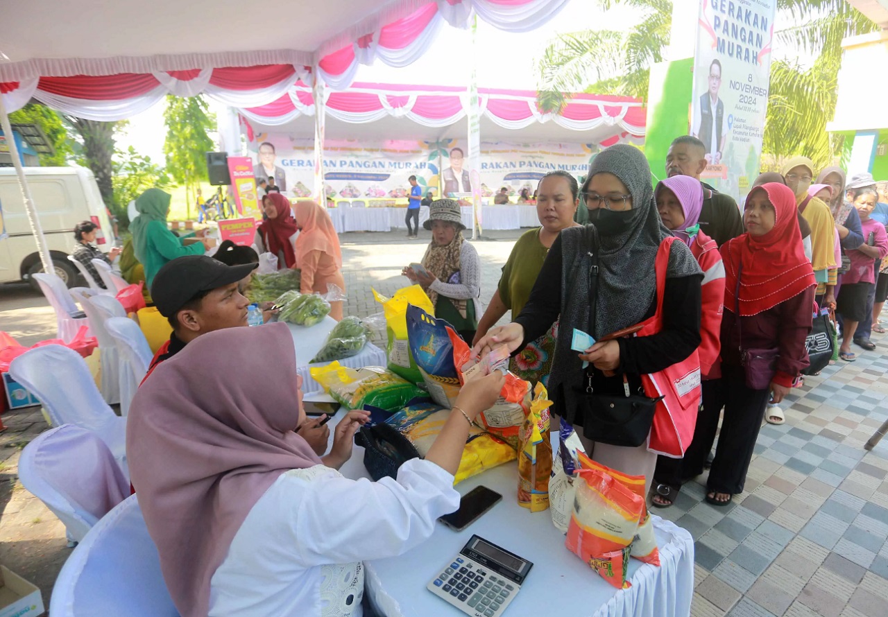 Kegiatan Gerakan Pasar Murah (GPM) yang digelar Dinas Ketahanan Pangan dan Peternakan Kabupaten Madiun, Jawa Timur. SP/ MDN