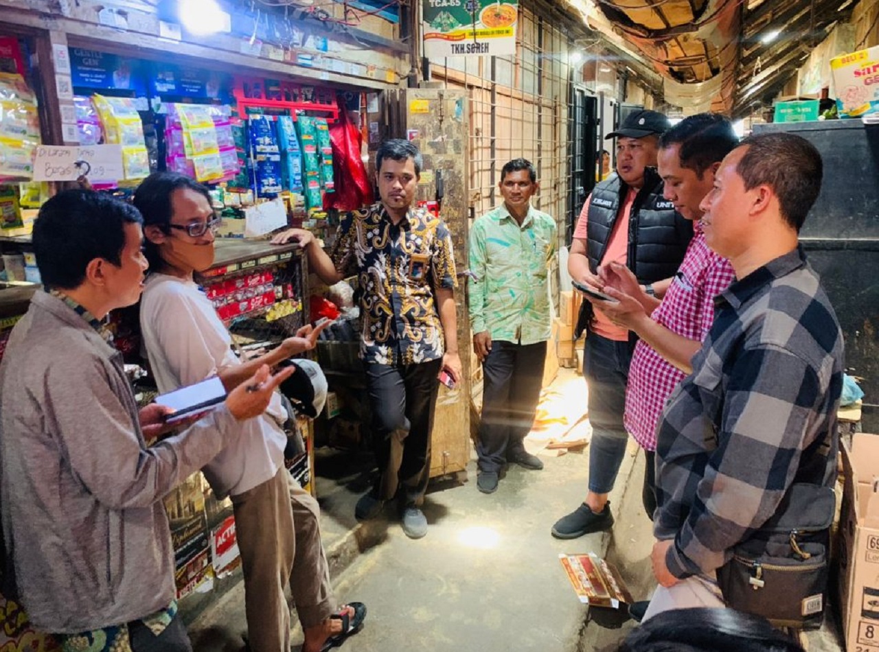 Petugas setempat saat ikut sidak di sejumlah pasar tradisional Probolinggo, Jawa Timur menjelang bulan suci Ramadhan. SP/ PRB