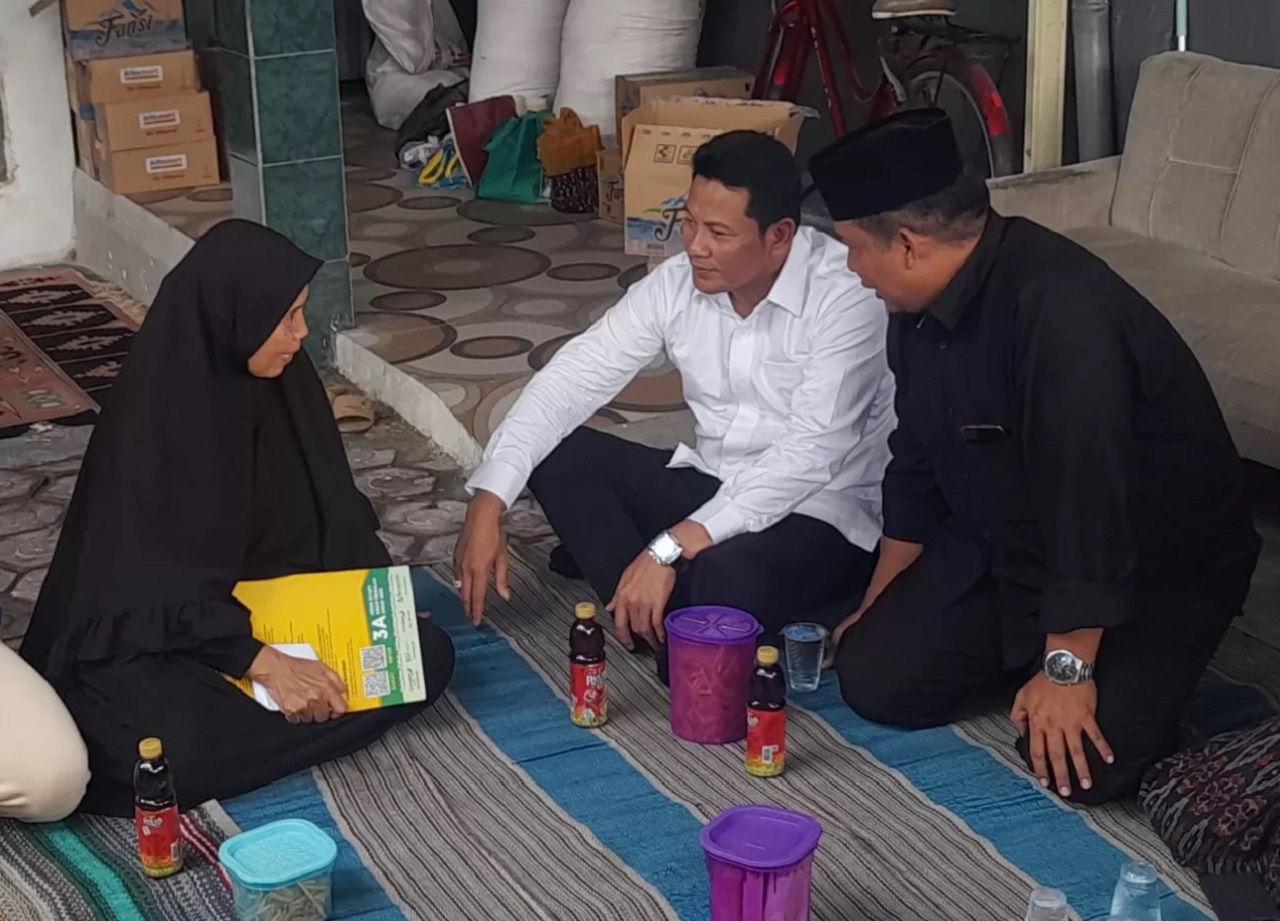 Plt Bupati Sidoarjo Subandi (dua dari kanan) saat mengunjungi rumah duka Nafiri Arimbi Maharani, siswi SMAN 1 Porong di Desa Candi Pari. SP/ SDA