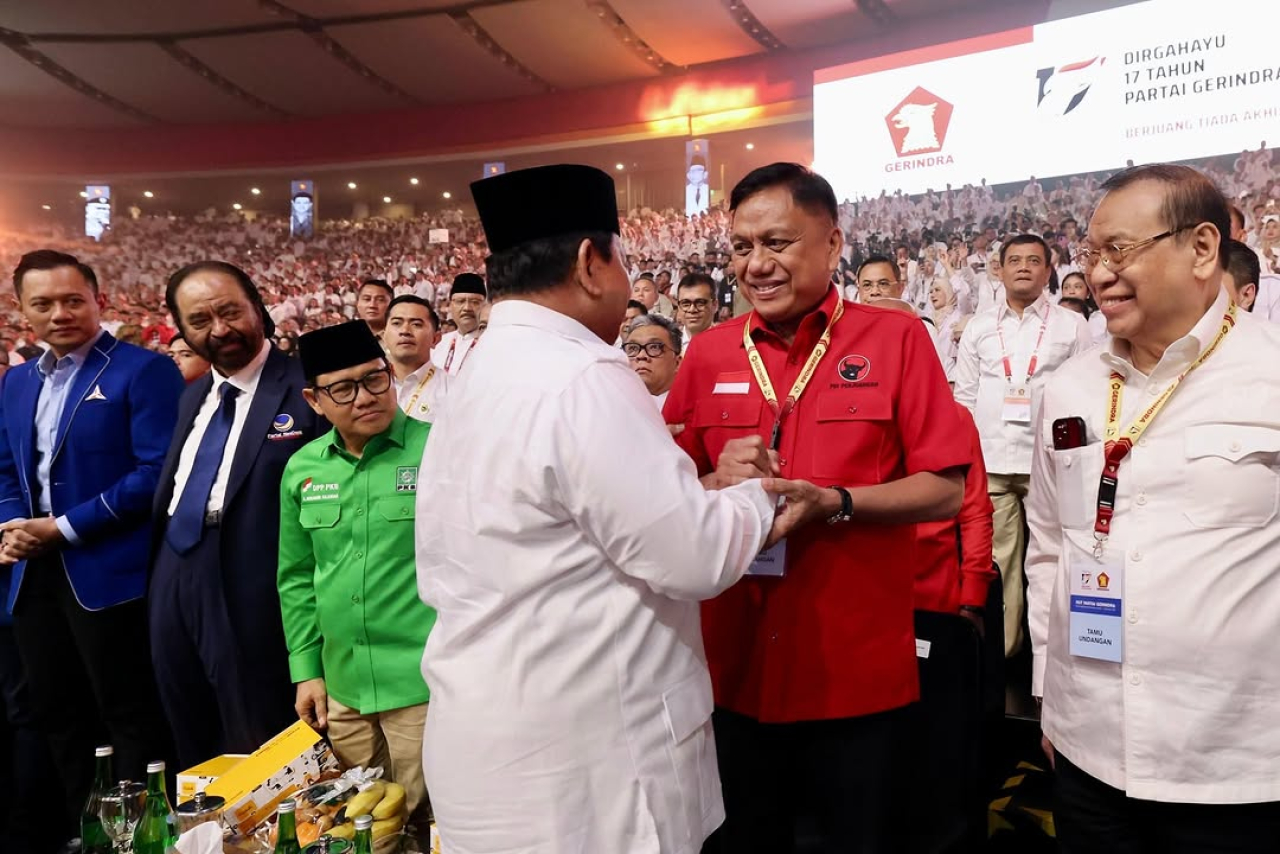 Momen Prabowo Subianto saat bersalaman dengan para ketua umum partai politik, termasuk perwakilan dari PDIP dan sejumlah partai lainnya.