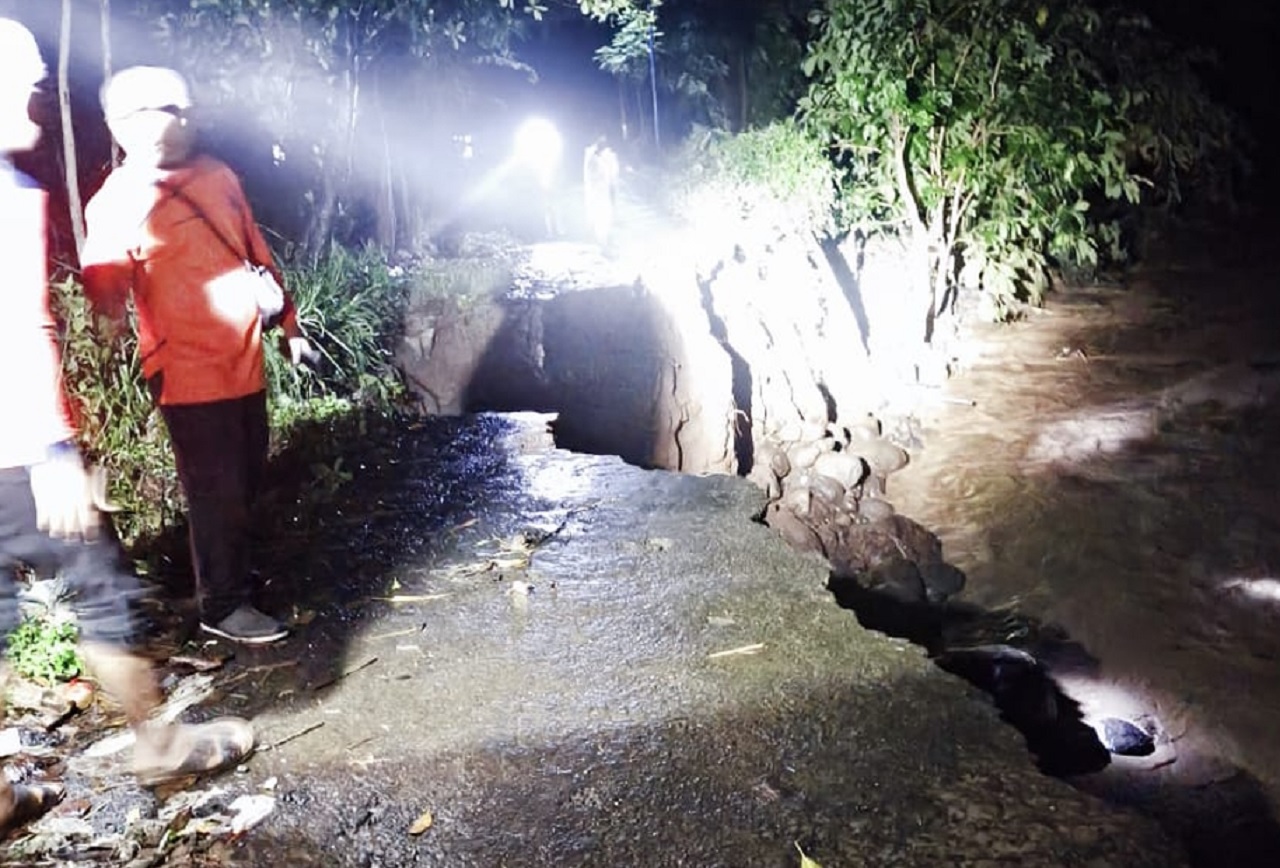Warga saat memeriksa kondisi aliran sungai yang meluap di Kabupaten Probolinggo, Jawa Timur. SP/ PRB