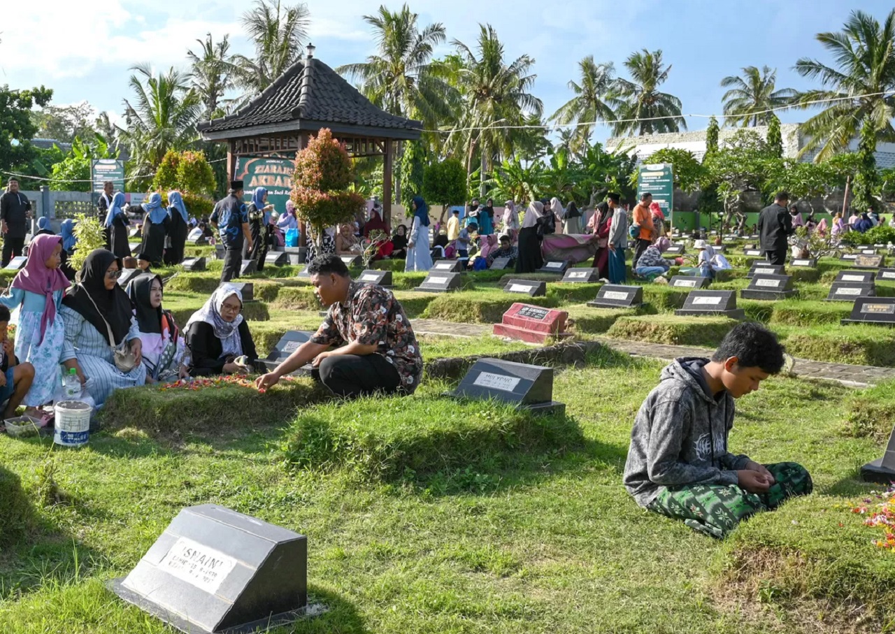 Warga saat berziarah di makam keluarga menjelang Ramadhan. SP/ BYW