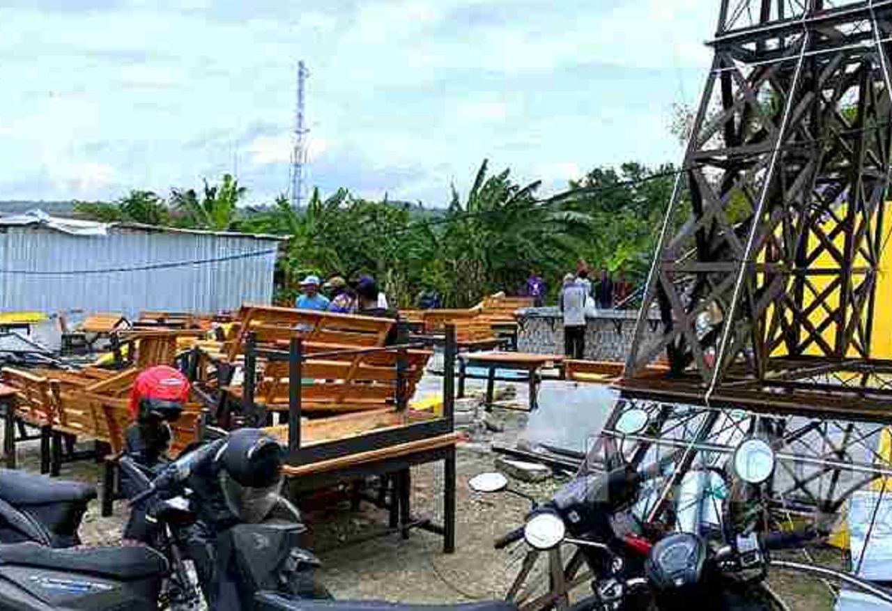Kondisi warkop di Kecamatan Rengel, Tuban porak-poranda setelah diterjang angin kencang. SP/ TBN