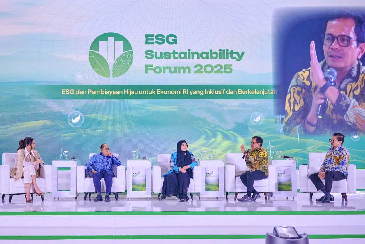 Direktur Utama SIG, Donny Arsal (kedua kanan) menyampaikan paparan pada acara ESG Sustainability Forum 2025 yang diselenggarakan oleh CNBC Indonesia di Menara Bank Mega, Jakarta, pada Jumat (31/1/2025). SP/SIG