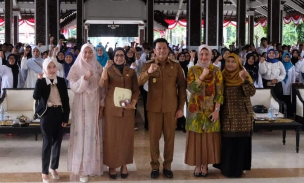 Kadis Naker, Ainun Amalia bersama H. Subandi Plt Bupati Sidoarjo saat pembukaan pelatihan di Pendopo Delta Wibawa.