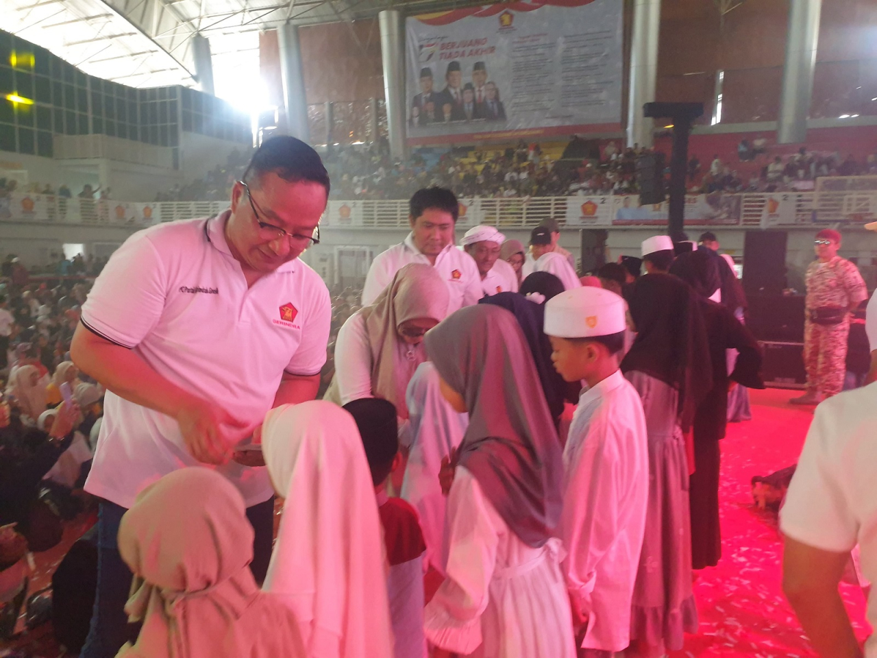 Ketua DPC Partai Gerindra Gresik dr Asluchul Alif yang juga Wabup Gresik terpilih menyerahkan santunan kepada anak yatim. SP/M Aidid