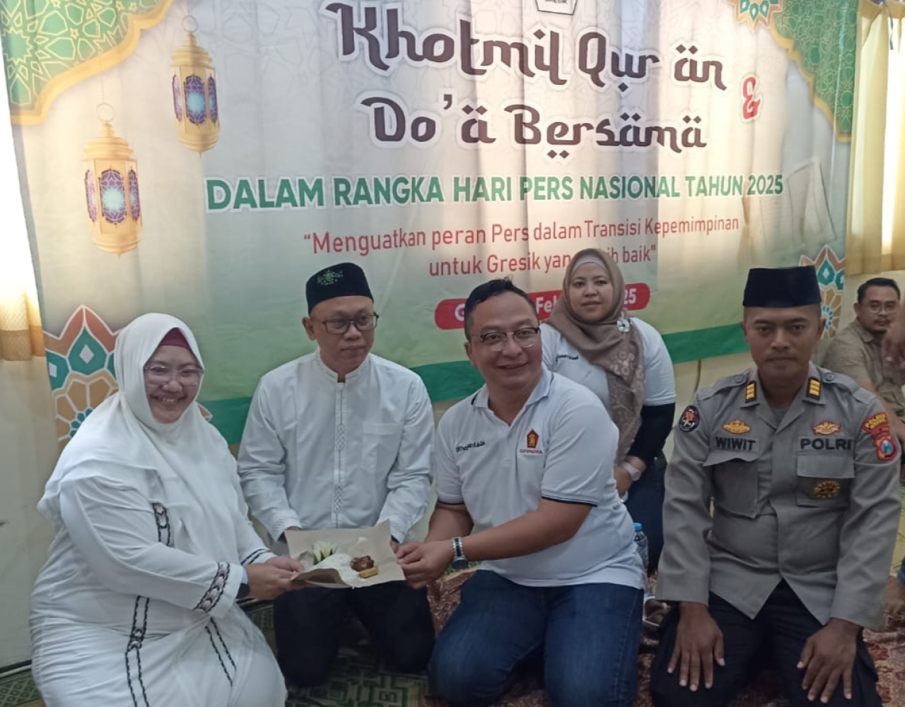 Wakil Bupati Gresik Aminatun Habibah dan Wakil Bupati Gresik terpilih dr Asluchul Alif mengapit Ketua KWG Miftahul Arif usai memotong nasi tumpeng peringatan HPN 2025 di Balai Wartawan Jl Basuki Rahmat Gresik, Ahad (9/2). SP/M Aidid