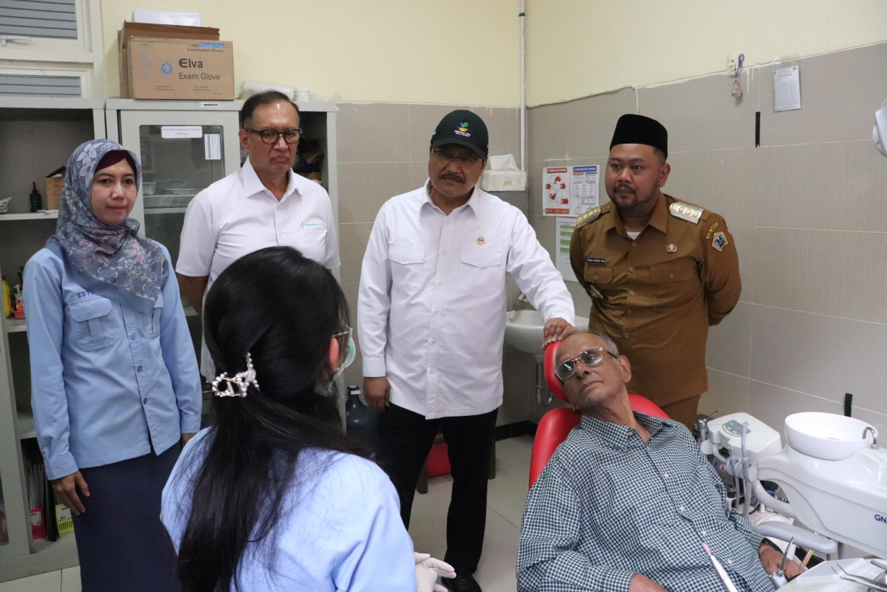 Menteri Sosial Saifullah Yusuf didampingi Bupati Gresik Fandi Akhmad Yani melihat langsung pemeriksaan kesehatan gratis seorang lansia di Puskesmas Menganti. SP/M Aidid