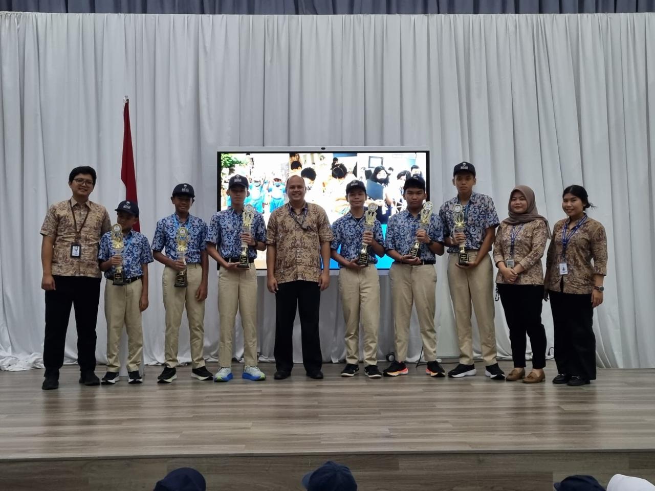 Erhans Pradana empat dari kiri saat pemberian hadiah juara 1 Mathletics di Olimpiade Matematika 2025 di Noah Middle School.