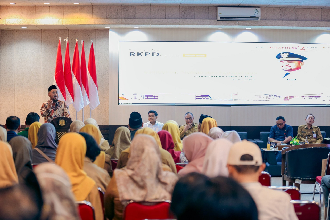 Bupati Gresik Fandi Akhmad Yani saat memberikan paparan pada Forum Konsultasi Publik RKPD 2026 yang digelar di Gedung Putri Cempo, Kantor Bupati Gresik, Selasa (11/2). SP/M Aidid