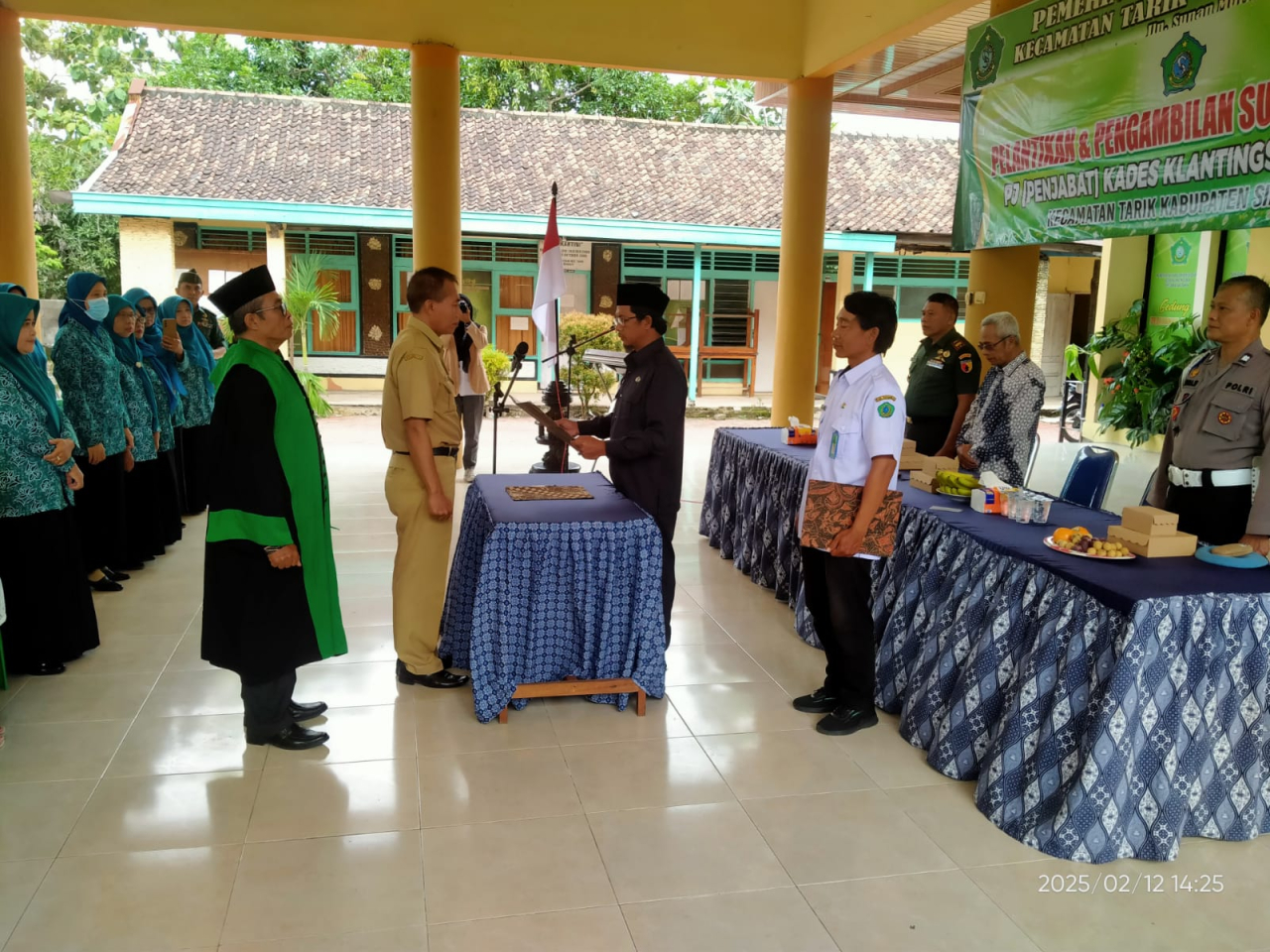 Camat Tarik, Hary Subagio, saat membacakan sumpah jabatan Pj. Kades Klantingsari. SP/JUM