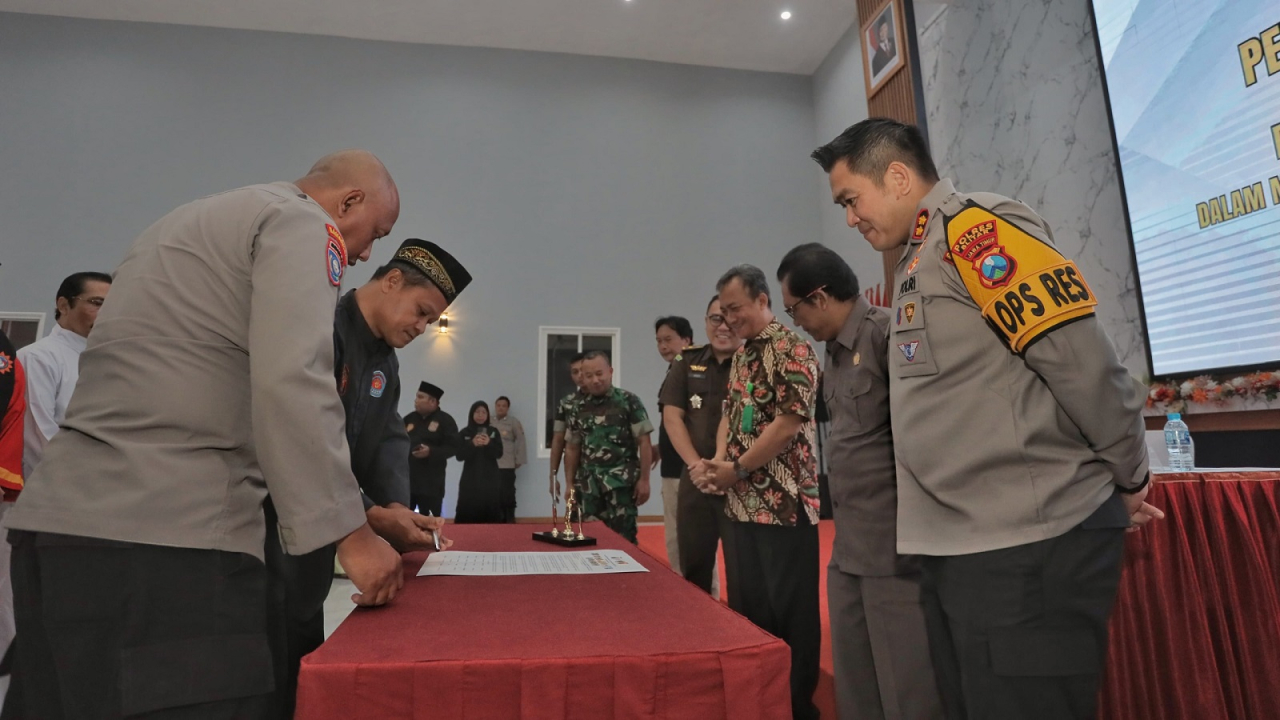 Penandatanganan komitmen damai di gedung Aula Tantya Sudhirajati Polres Blitar. SP/Lestariono