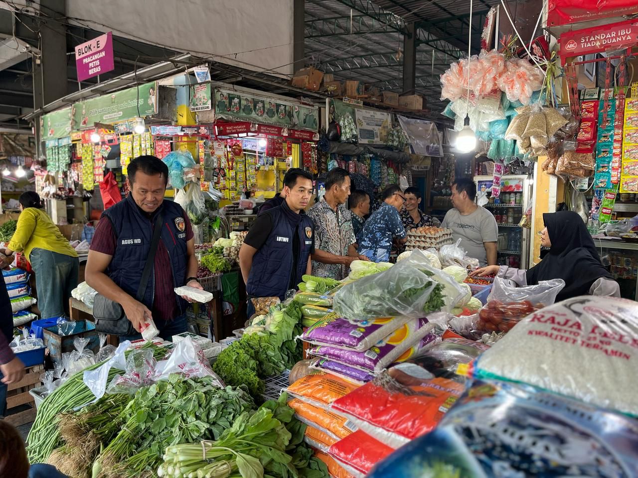 Kanit IV Pidek Satreskrim Polres Gresik Ipda Lutfi Hadi Nugroho bersama anggota dan perwakilan diskoperindag saat sidak harga bahan pokok di Pasar Baru Jl Gubernur Suryo, Kamis (13/2). SP/M Aidid