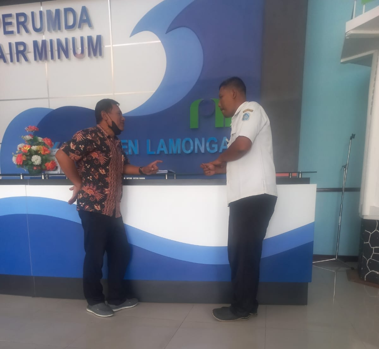 Perwakilan PT Multiusaha Baroka saat menyampaikan sanggahan ke Perumda Air Minum/PDAM Lamongan. SP/MUHAJIRIN