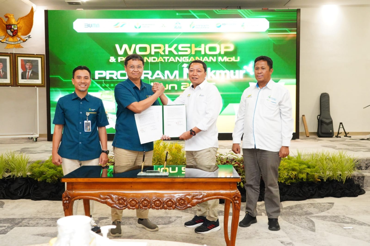 Direktur Keuangan PG Robby Setiabudi Madjid (dua dari kiri) saat menandatangani Nota Kesepahaman Program Makmur 2025 di Gresik. SP/M Aidid