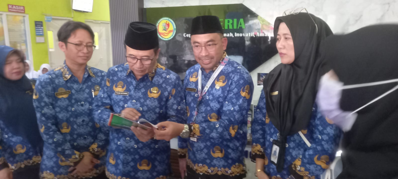 Sekdakab Sampang Yuliadi Setiawan saat meninjau pelaksanaan cek kesehatan gratis kado ulang