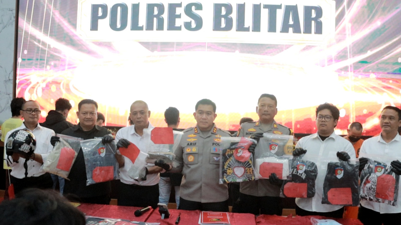 Kapolres Blitar AKBP Arif Fazlurrahman menunjukkan barang bukti saat rilis di hadapan awak media. SP/Lestariono