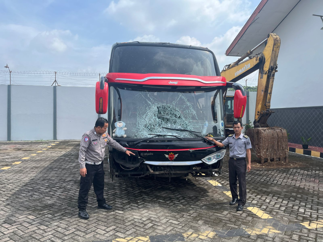 Bus yang terlibat kecelakaan diamankan polisi. SP/Lestariono