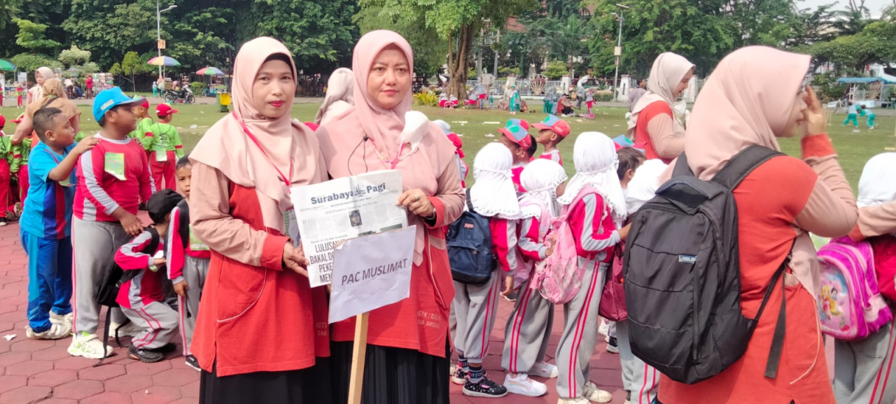Ketua IGTK/RA Muslimat NU Sidoarjo, Siti Nur Khumairoh di tengah peserta gebyar senam anak Indonesia sehat dan senam anak muslim.