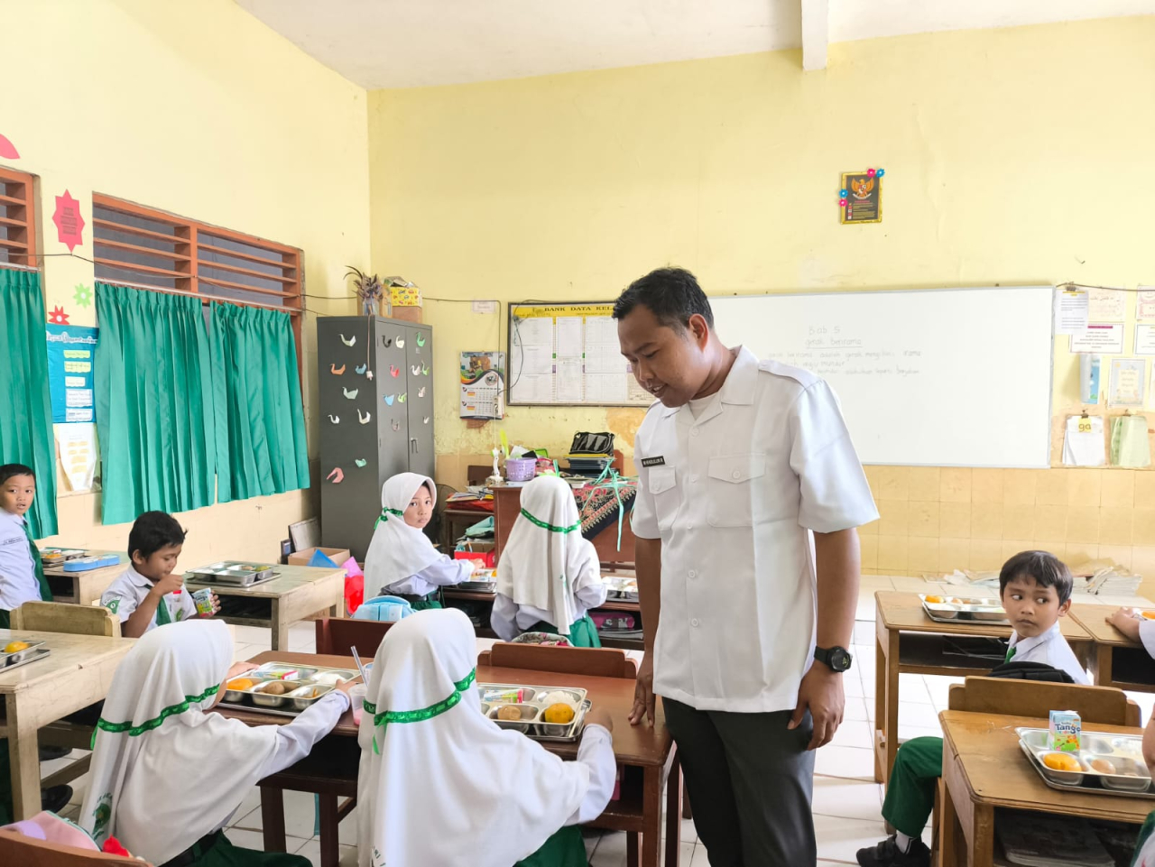 Kepala SPPG Sumenep, Mohammad Khalilurrahman memantau pemberian MBG kepada penerima