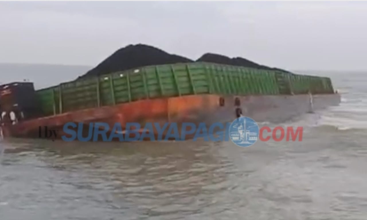Kapal tongkang BG PBB Tandung Balanipa 3011 yang kandas di perairan Temberu Barat, Sampang, Madura. SP/Grs