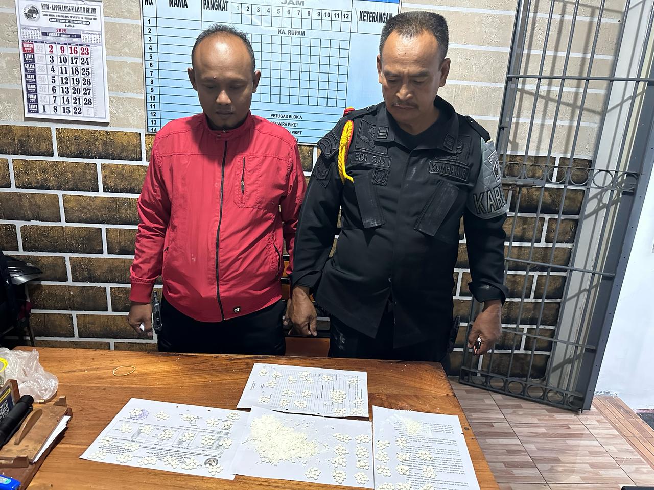 Petugas menunjukkan ratusan pil dobel L yang dilempar orang tak dikenal. SP/Lestariono