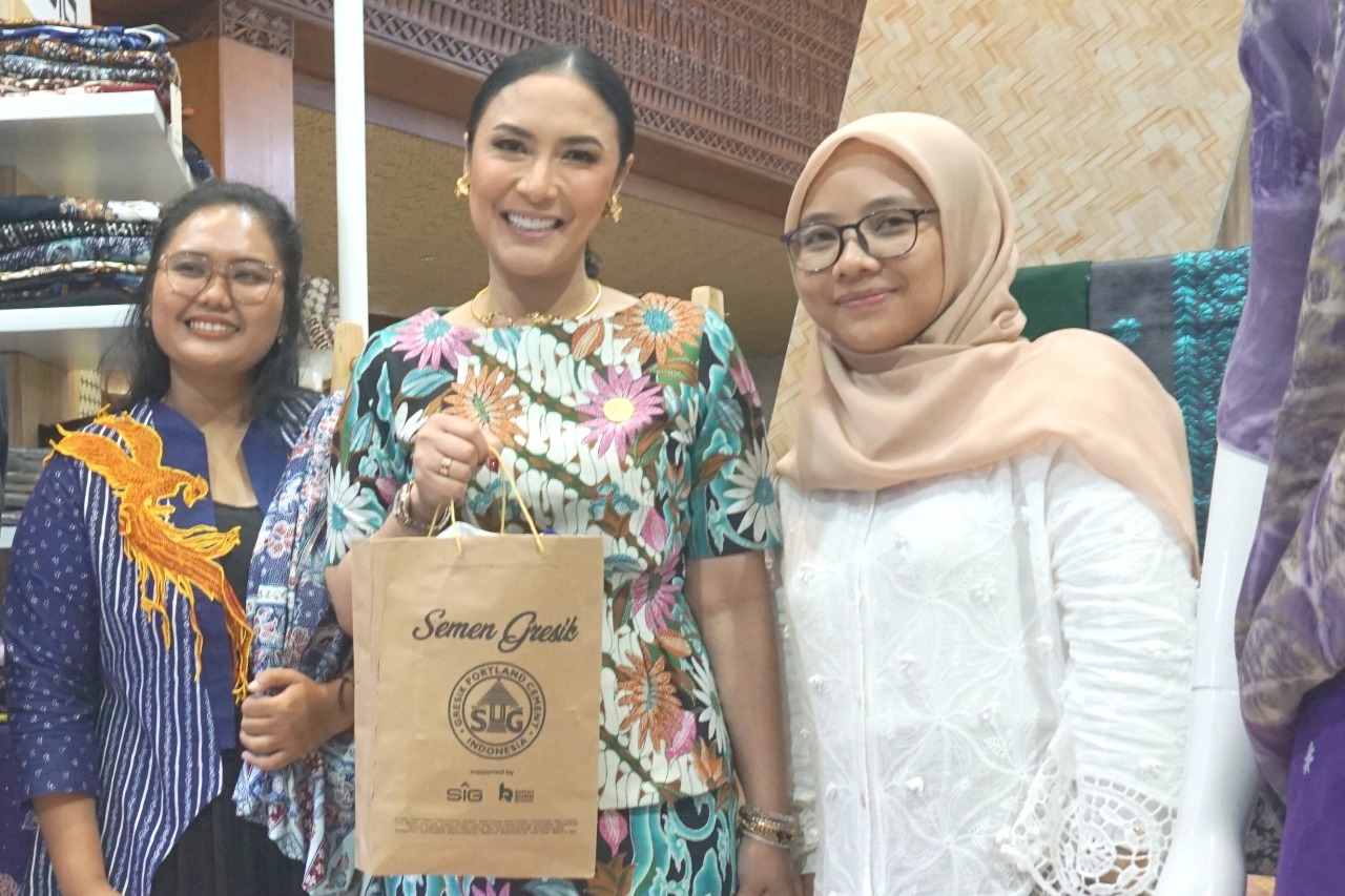 Istri Menteri UMKM RI, Tina Astari Maman Abdurrahman (tengah) membeli batik lasem Rembang di stan Rumah BUMN SIG pada pameran INACRAFT 2025, 5 Februari 2025 lalu, di Jakarta International Convention Center. SP/SIG
