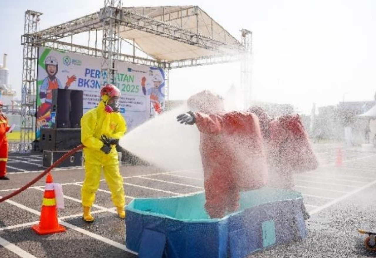 Simulasi Tanggap Darurat yang ditampilkan oleh Emergency Respon Team Smelter PTFI saat peringatan BK3N 2025 di Smelter PTFI, Jumat (14/01). SP/M Aidid