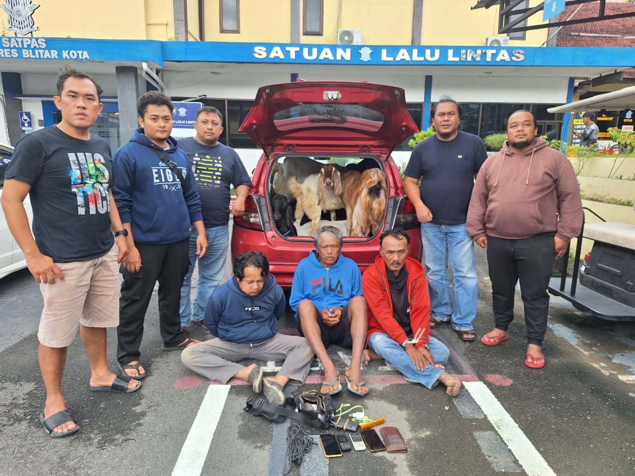 Kolase pelaku dan barang bukti kambing yang dicuri. SP/Lestariono