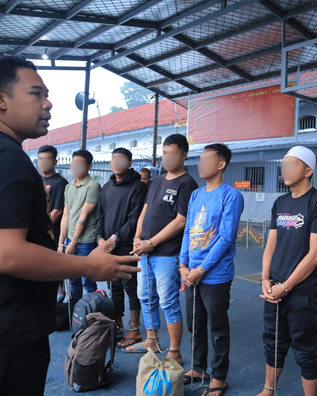 Para warga binaan saat hendak dipindahkan ke lapas Madiun. SP/Lestariono