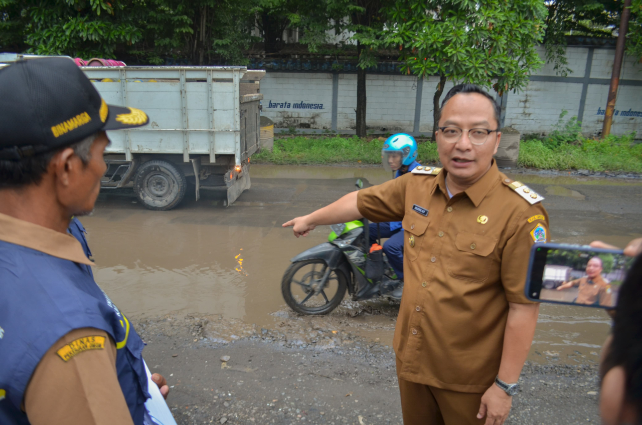 Wabup Gresik Asluchul Alif saat sidak kerusakan Jalan Darmo Sugondo yang kerap dilewati kendaraan besar. SP/M Aidid