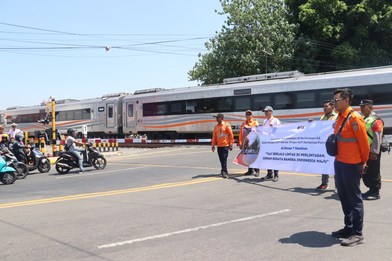 PT KAI Daop 7 Madiun memberikan himbauan kepada pengguna jalan untuk mematuhi rambu-rambu lalu lintas. SP/Lestariono