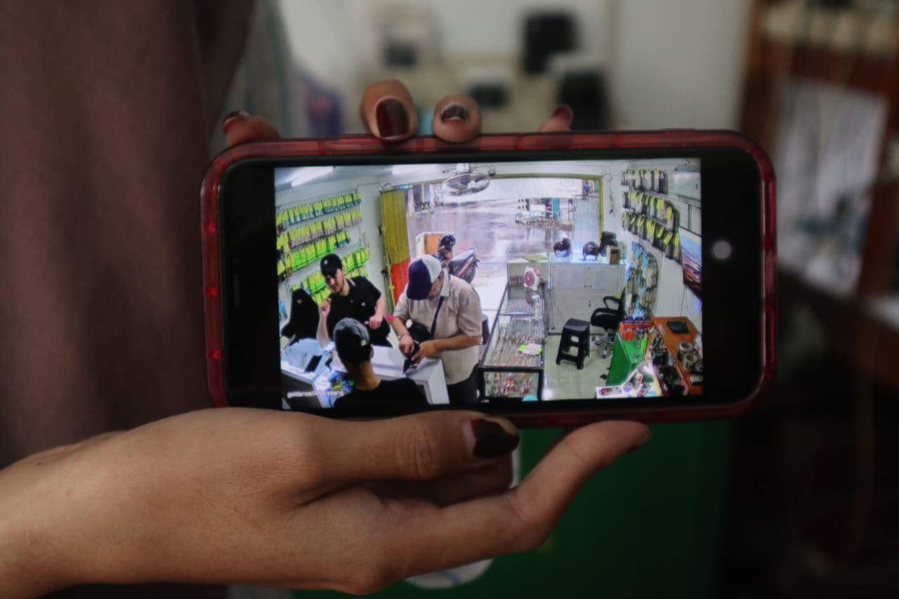 Tangkapan layar CCTV konter handphone saat terduga pelaku beraksi. SP/Tangkapan Layar