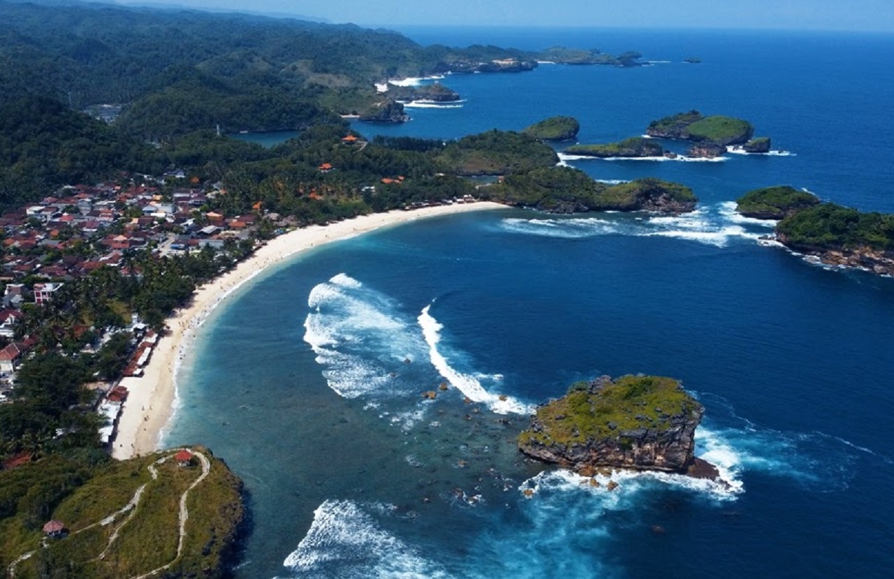 Destinasi wisata, Pantai Watu Karung yang berada di Pringkuku, Ketro, Watu Karung, Pacitan, Jawa Timur. SP/ PCT