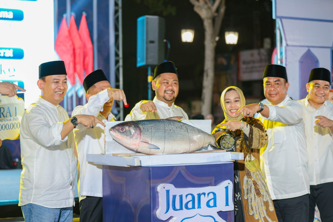 Bupati Fandi Akhmad Yani didampingi Kadis Perikanan Jatim dan Walikota Mojokerto memperlihatkan juara 1 Bandeng Kawak seberat 14,6 kg. SP/M Aidid