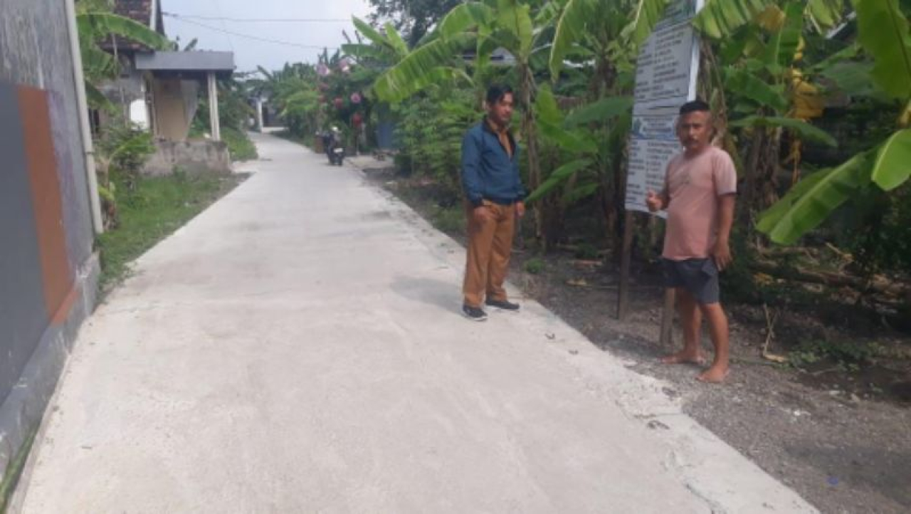 Kaur TU, Desa Simoangin-Angin, Salim Nofianto, dan Sutono warga RT 02, RW 01, saat dilokasi bangunan jalan cor. SP/JUM