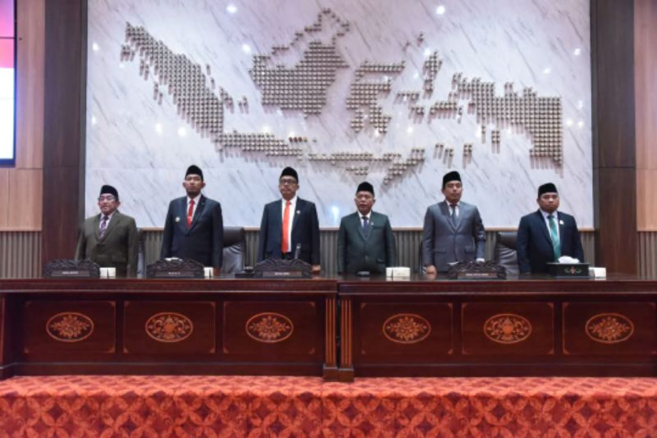 Bupati dan Wakil Sumenep bersama jajaran pimpinan DPRD Sumenep di Rapat Paripurna.