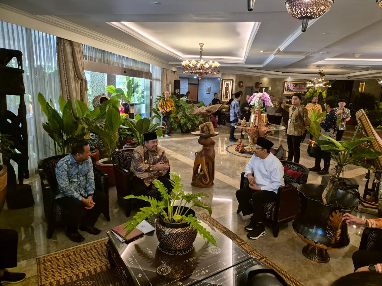 Bupati Jombang Warsubi (tengah) bersama Sekdakab, Agus Purnomo (kiri) bertemu dengan Mensos, Saifullah Yusuf..